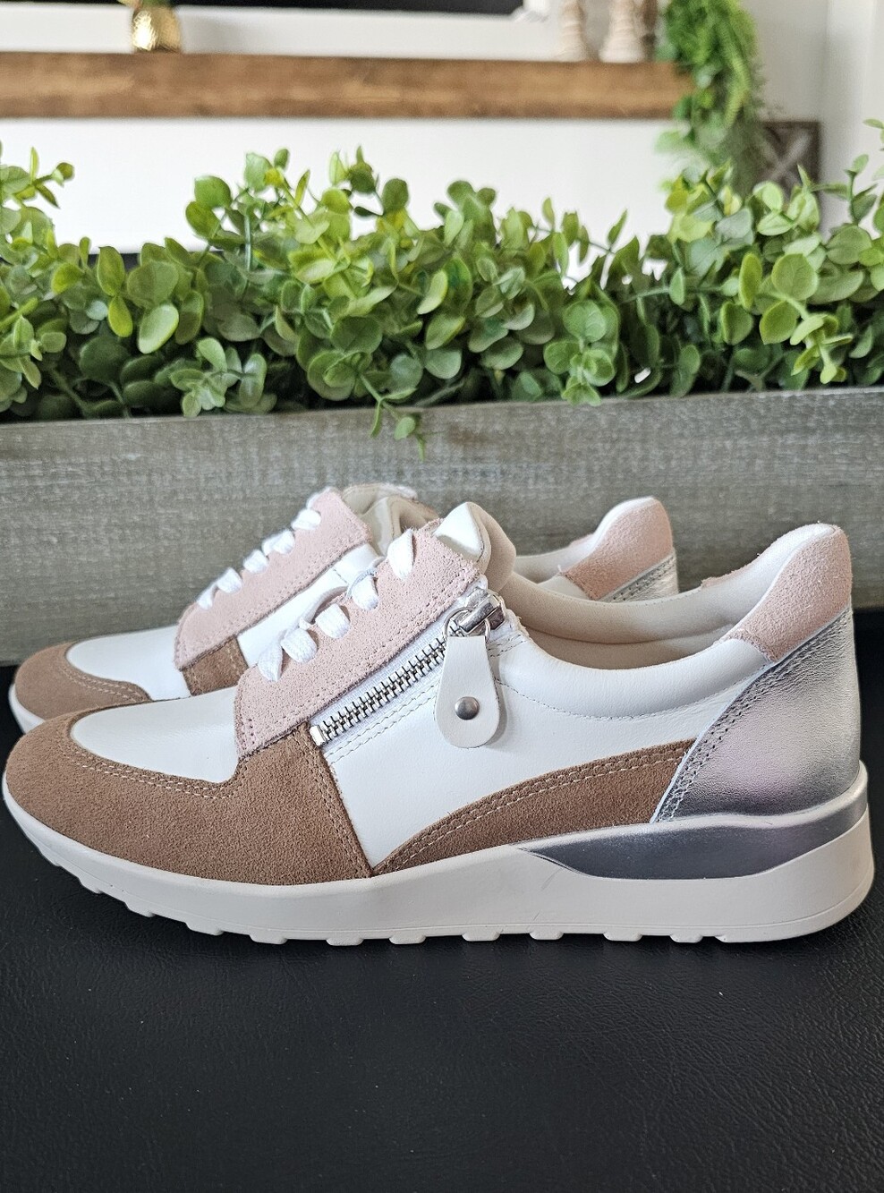Brioso Women's White Tan Casual Retro Sneakers Shoes w/Silver Women's Sz 7.5 - Picture 3 of 11